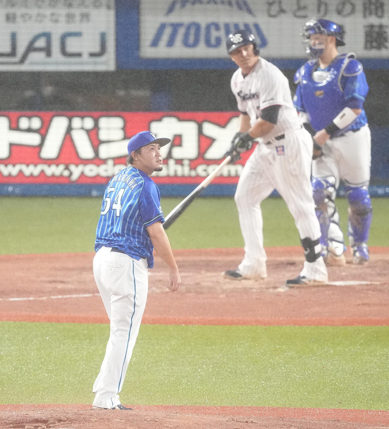 ヤクルト対DeNA 9回裏ヤクルト1死一、二塁、オスナに左越え3点本塁打を浴びる中川（撮影・鈴木みどり）