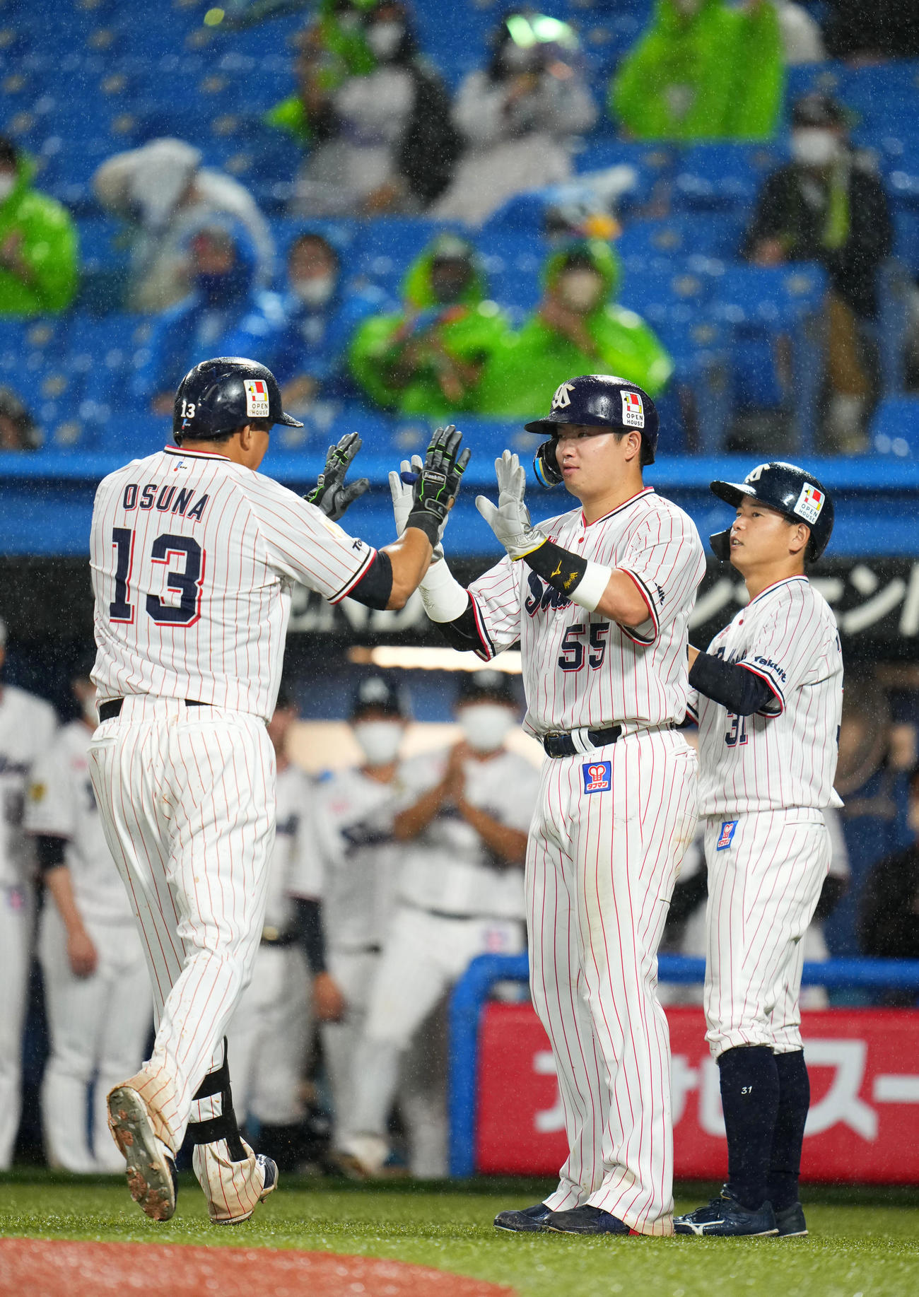 ヤクルト対DeNA 9回裏ヤクルト1死一、二塁、左越え3点本塁打を放ったオスナ（左）をタッチで迎える村上（中央）と山崎（撮影・横山健太）