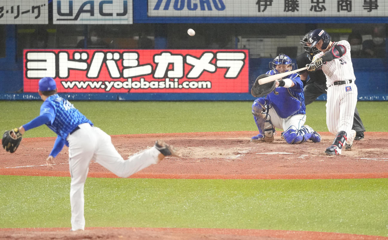 ヤクルト対DeNA 9回裏ヤクルト2死一塁、右越え2点本塁打を放つ内山。投手森原（撮影・鈴木みどり）