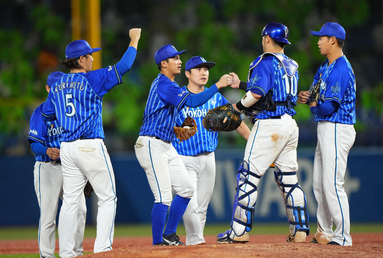 ヤクルト対DeNA　ヤクルトに勝利しタッチを交わすDeNAナイン（撮影・横山健太）