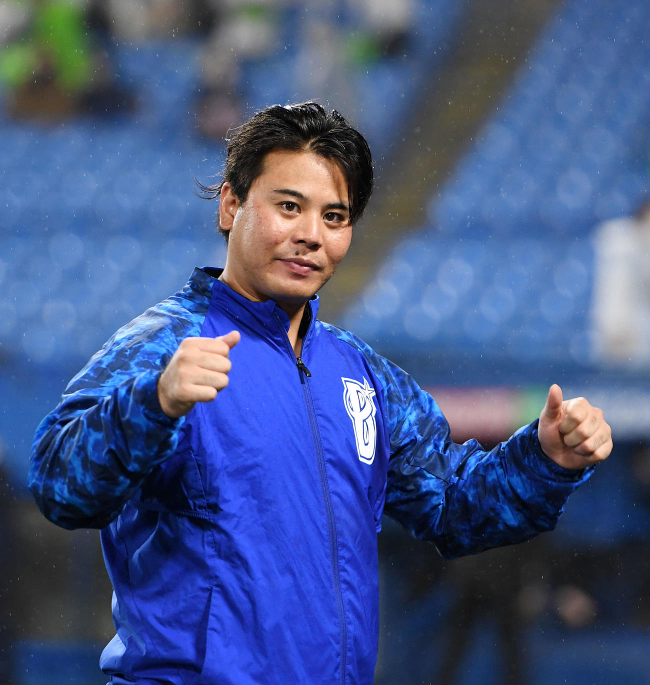 ヤクルト対DeNA　試合後、笑顔を見せるDeNA浜口（撮影・横山健太）
