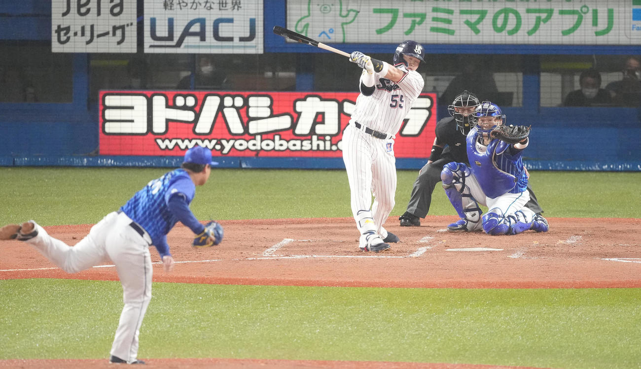 ヤクルト対DeNA 2回裏ヤクルト無死、空振り三振に倒れる村上。投手浜口（撮影・鈴木みどり）