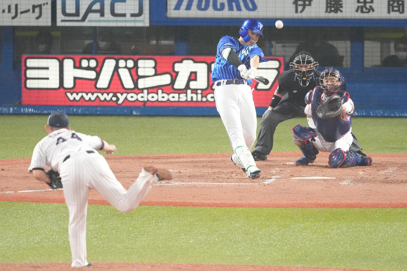 ヤクルト対DeNA 3回表DeNA1死、中越えソロ本塁打を放つ佐野。投手大西（撮影・鈴木みどり）