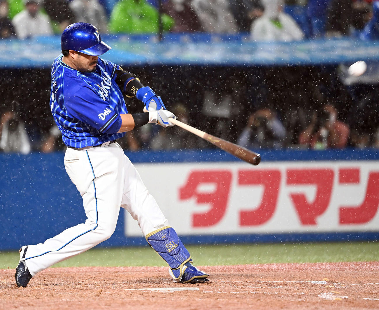 ヤクルト対DeNA 3回表DeNA1死二塁、左中間に2点本塁打を放つ宮崎（撮影・たえ見朱実）