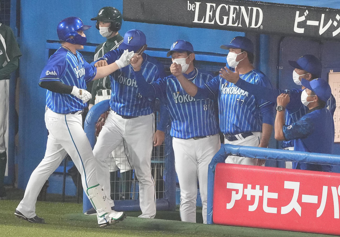 ヤクルト対DeNA 3回表DeNA1死、中越えソロ本塁打を放った佐野（左）を迎える三浦監督（中央）（撮影・鈴木みどり）