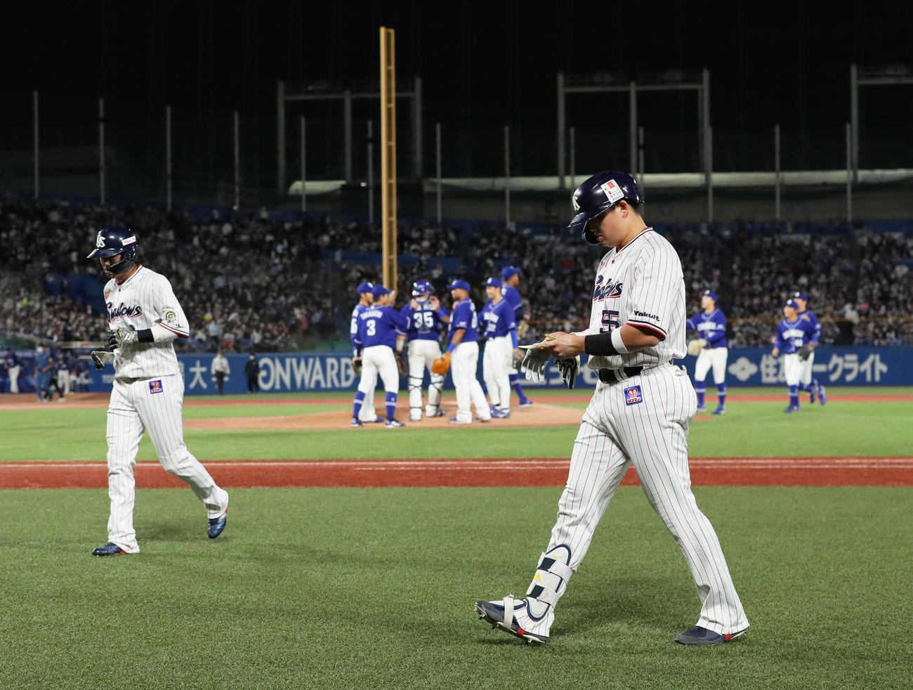 ヤクルト対中日　9回裏ヤクルト2死一塁、村上（右）が二ゴロに倒れ試合終了。がっくりと引き揚げる。左は山田（撮影・足立雅史）