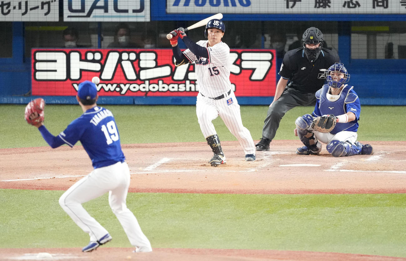 ヤクルト対中日　3回裏ヤクルト2死、プロ初安打の内野安打を放つ山下。投手高橋宏（撮影・鈴木みどり）
