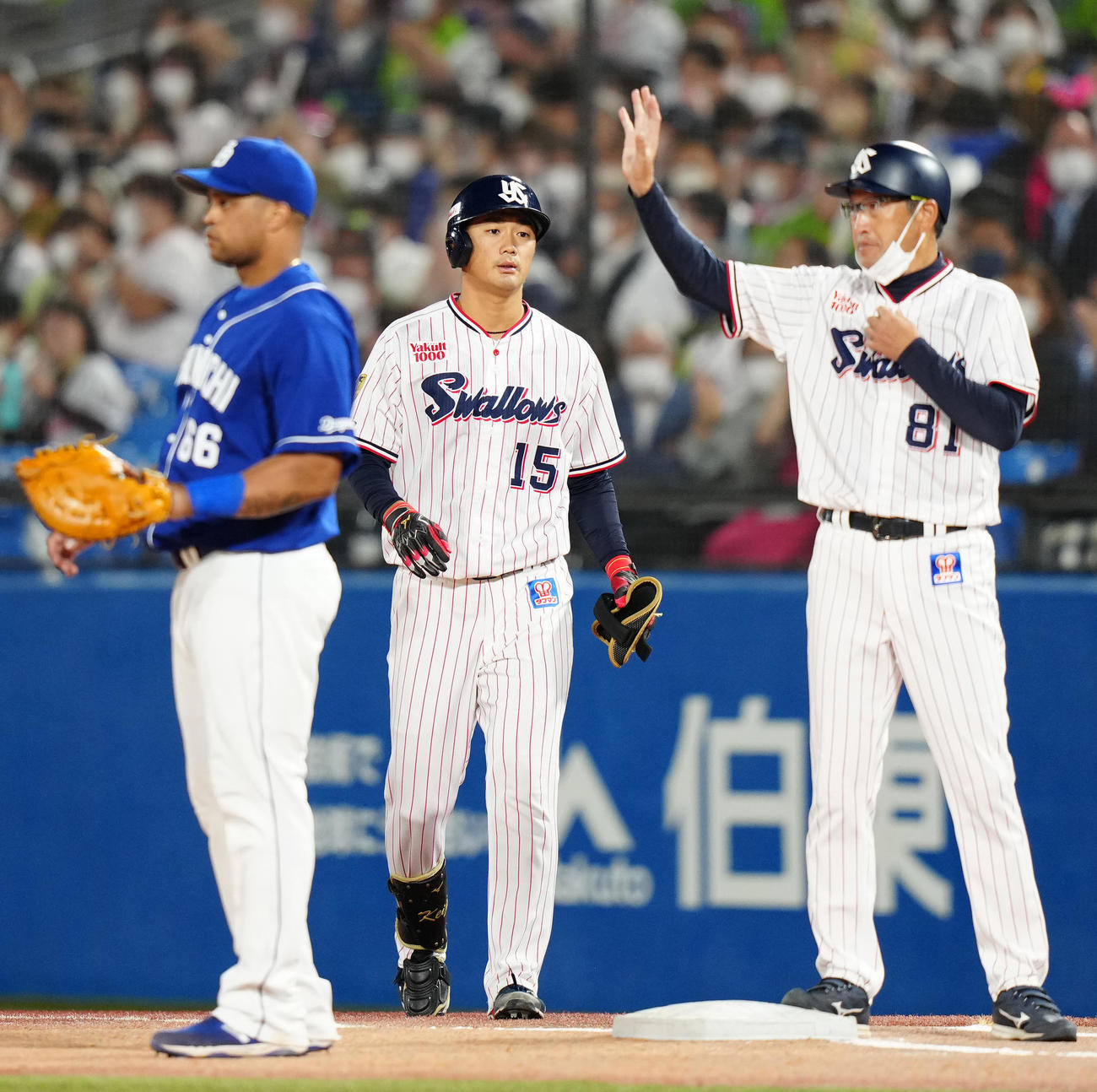 ヤクルト対中日　3回裏ヤクルト2死、内野安打でプロ初安打とした山下（中央）（撮影・江口和貴）