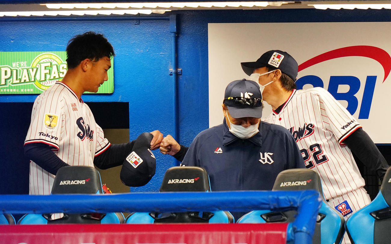 ヤクルト対中日　5回表途中で降板し、ヤクルト高津監督（右）からねぎらいを受ける先発の山下（撮影・江口和貴）