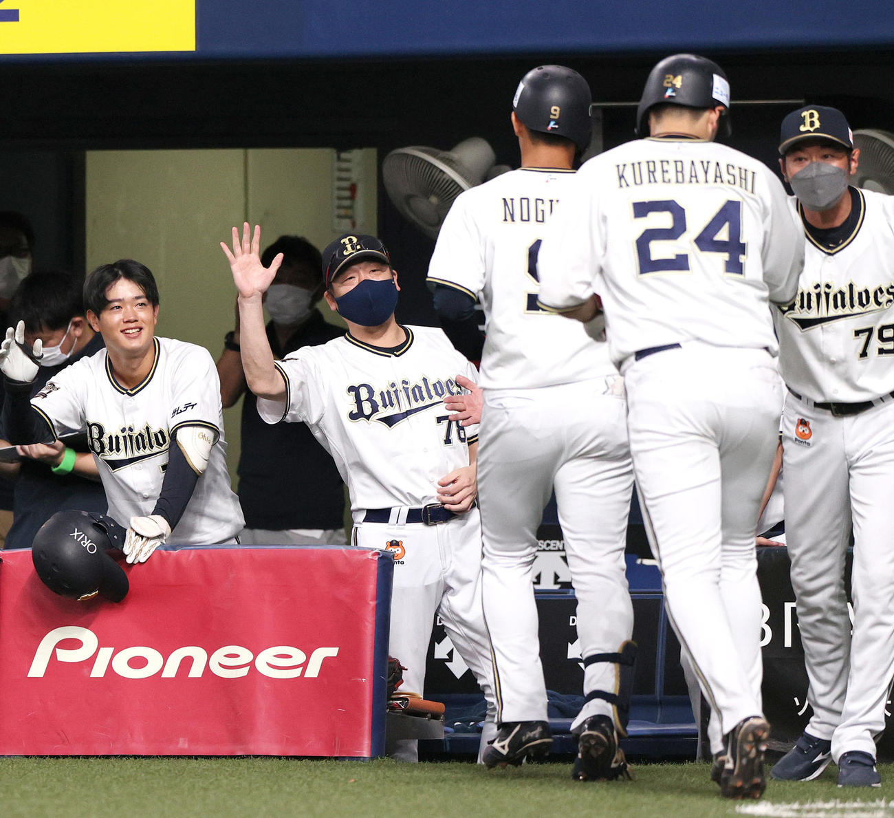 オリックス対ロッテ　7回裏オリックス無死二塁、中嶋監督（左から2人目）は右越え2点本塁打を放った代打野口（右から3人目）を出迎える（撮影・上山淳一）