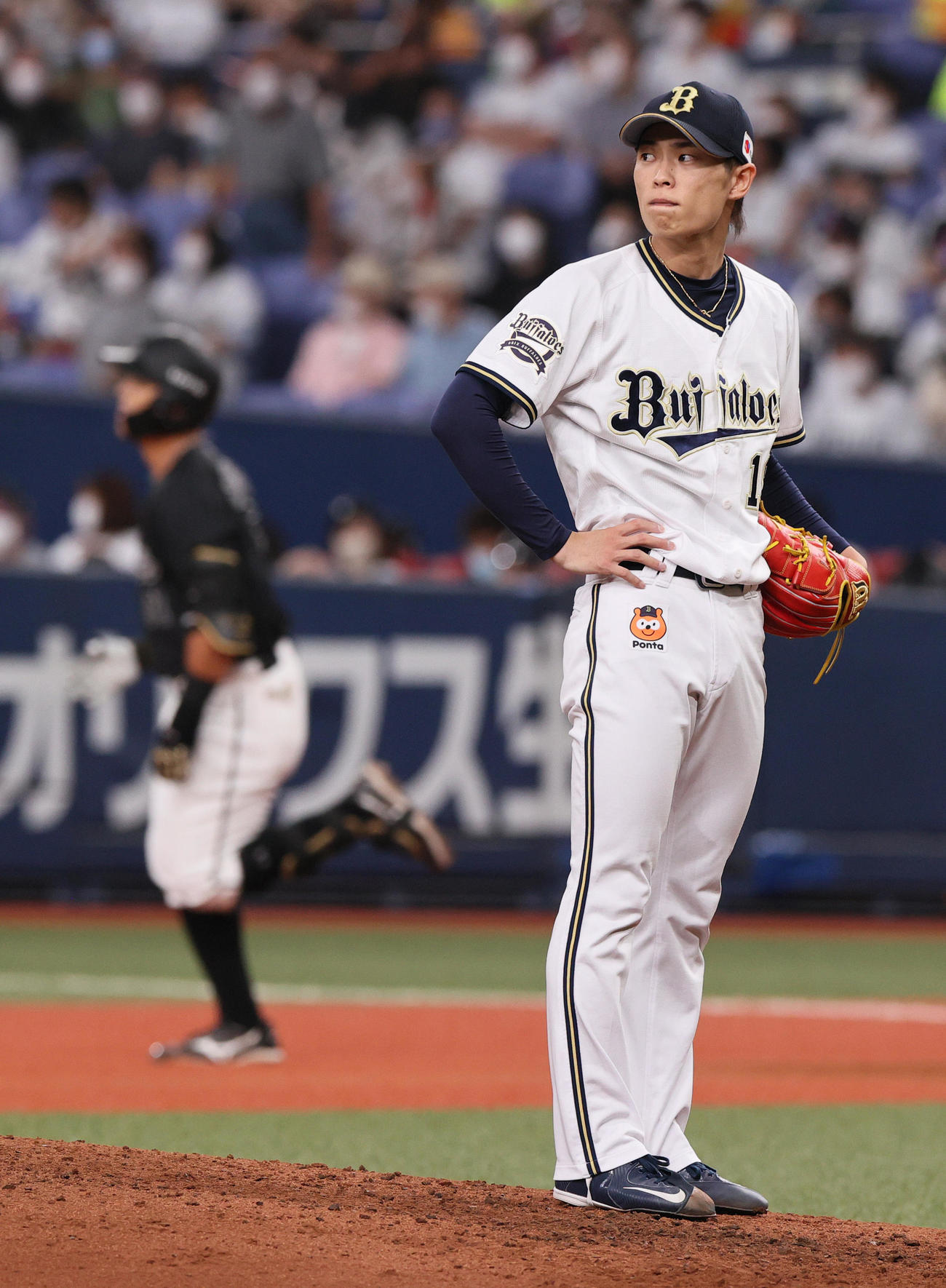 オリックス対ロッテ　4回表ロッテ無死一塁、山岡は山口に左越え2点本塁打を浴び、6点目を失う（撮影・上山淳一）