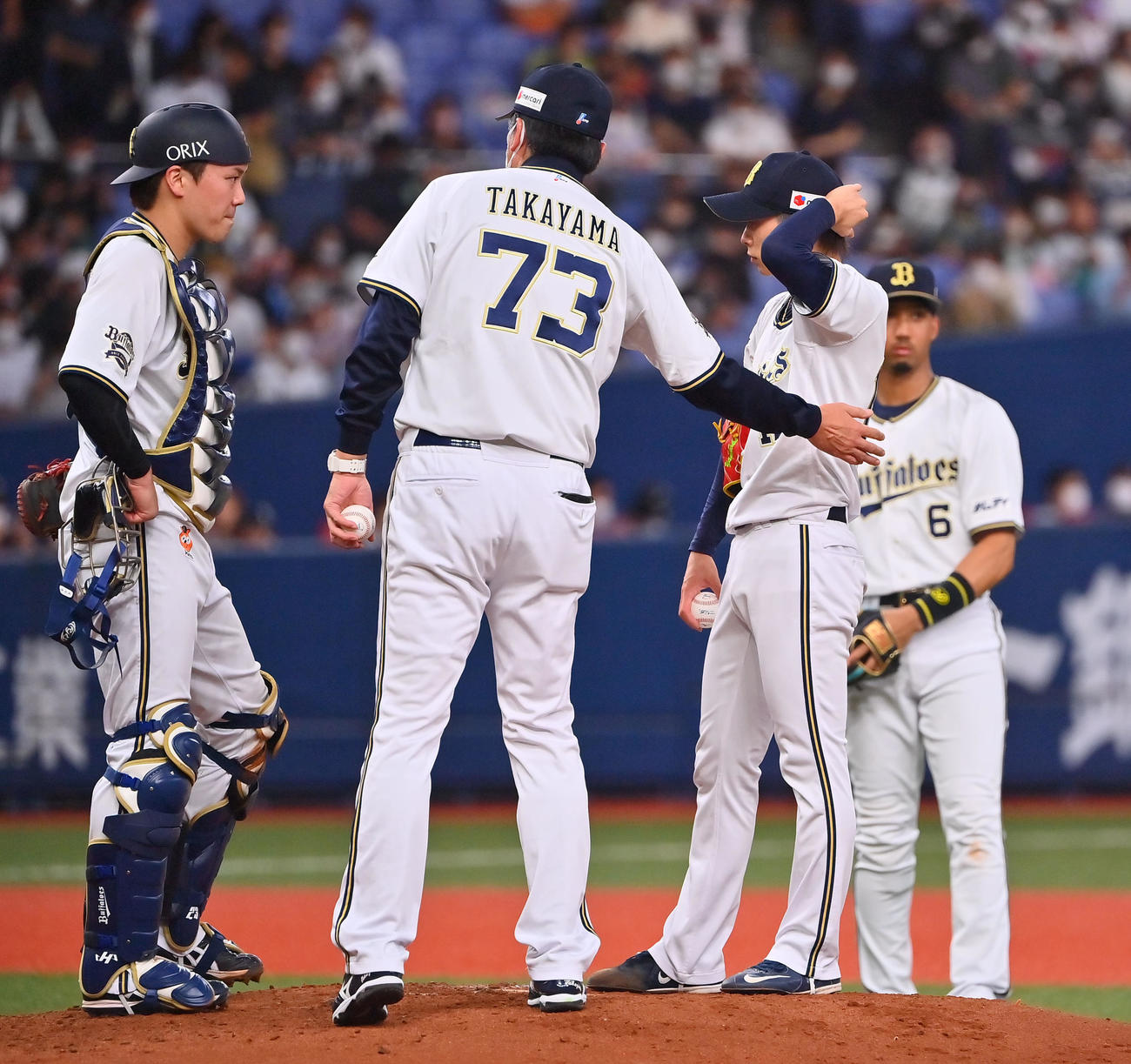 オリックス対ロッテ　4回表途中で降板する山岡（撮影・和賀正仁）