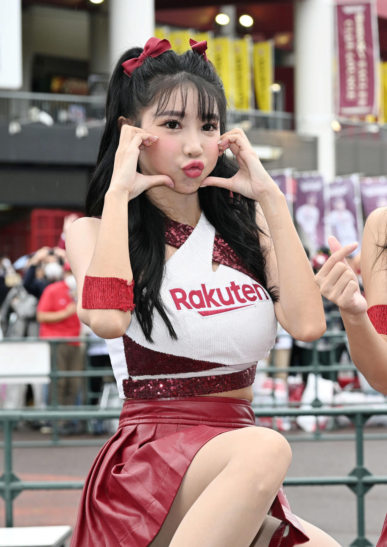 楽天対日本ハム　試合前にステージでポーズを決める台湾プロ野球チーム楽天モンキーズチアリーダーのユンシー（撮影・滝沢徹郎）