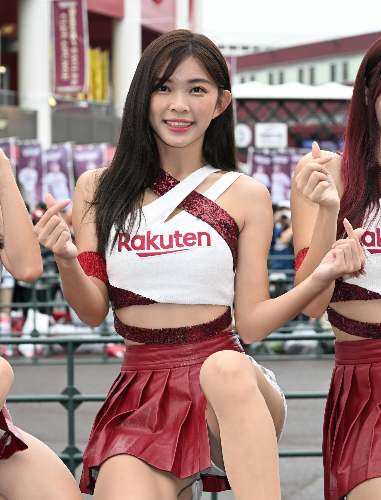 楽天対日本ハム　試合前にステージでポーズを決める台湾プロ野球チーム楽天モンキーズチアリーダーのインルー（撮影・滝沢徹郎）