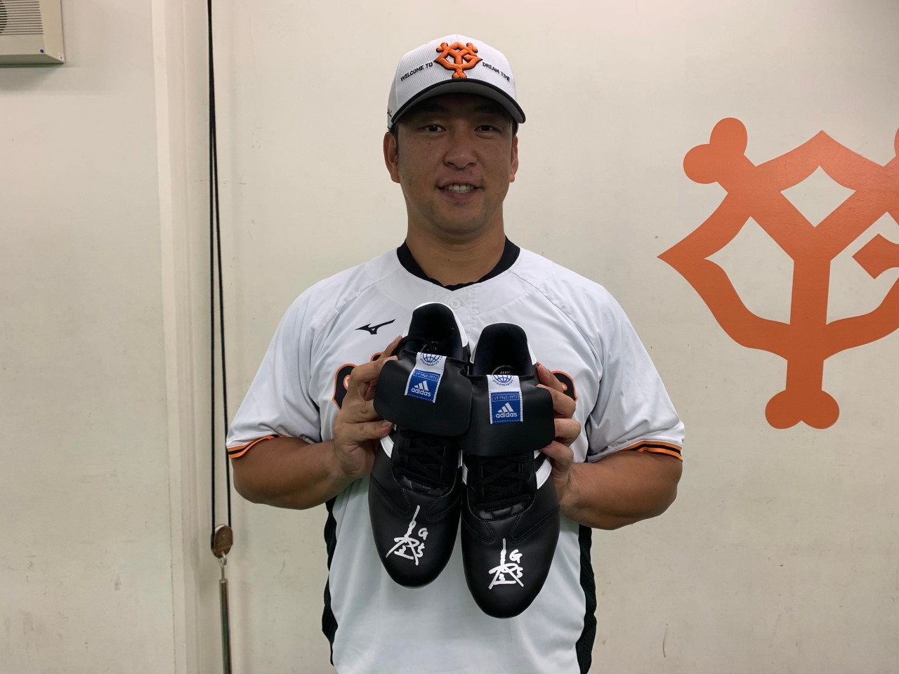 「TOKYO UNITE」の「＃your_shoes」のチャリティーオークションプロジェクトで巨人中島宏之が出品する直筆サイン入りV9スパイク（球団提供）