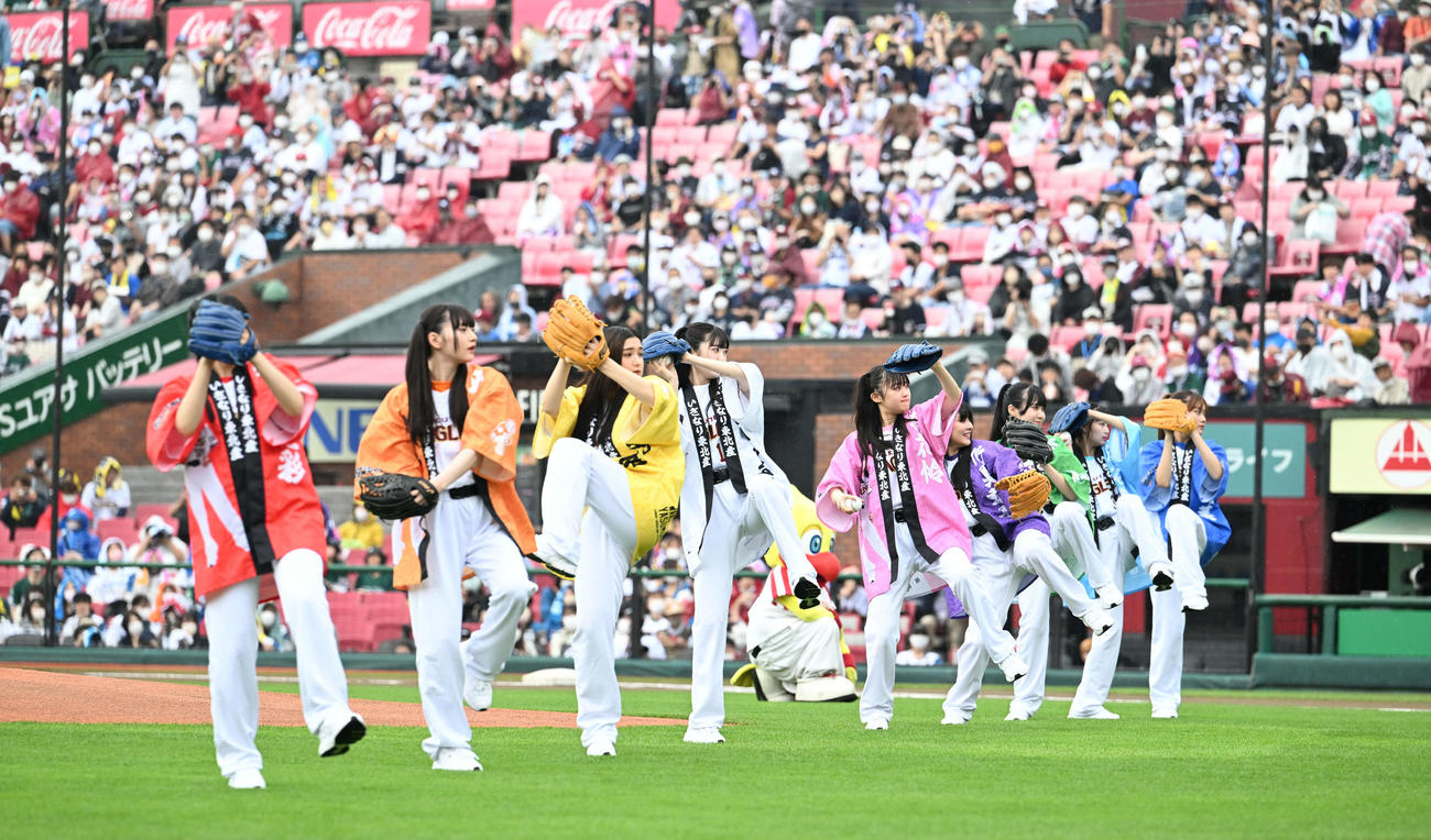 楽天対日本ハム　セレモニアルピッチで投球するいぎなり東北産の橘花怜（左から5番目）らメンバー（撮影・滝沢徹郎）