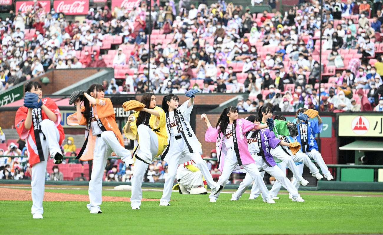 楽天対日本ハム　セレモニアルピッチで投球するいぎなり東北産の橘花怜（左から5番目）らメンバー（撮影・滝沢徹郎）
