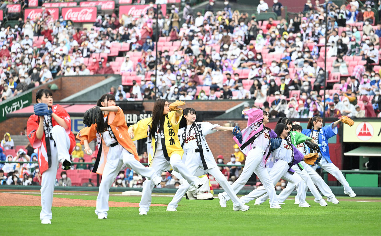 楽天対日本ハム　セレモニアルピッチで投球するいぎなり東北産の橘花怜（左から5番目）らメンバー（撮影・滝沢徹郎）