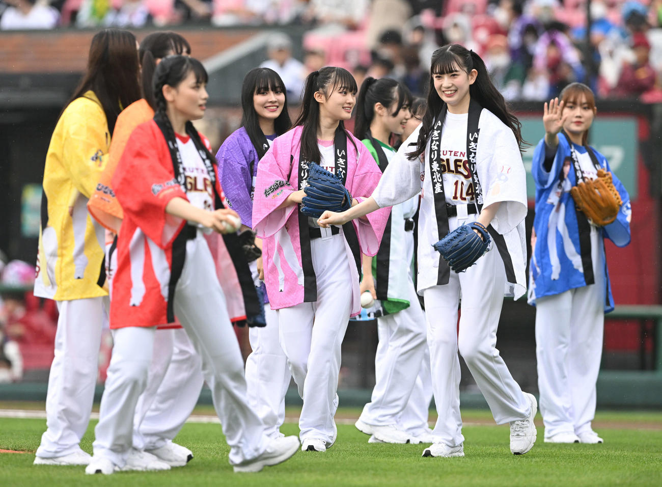 楽天対日本ハム　セレモニアルピッチに臨むいぎなり東北産（撮影・滝沢徹郎）