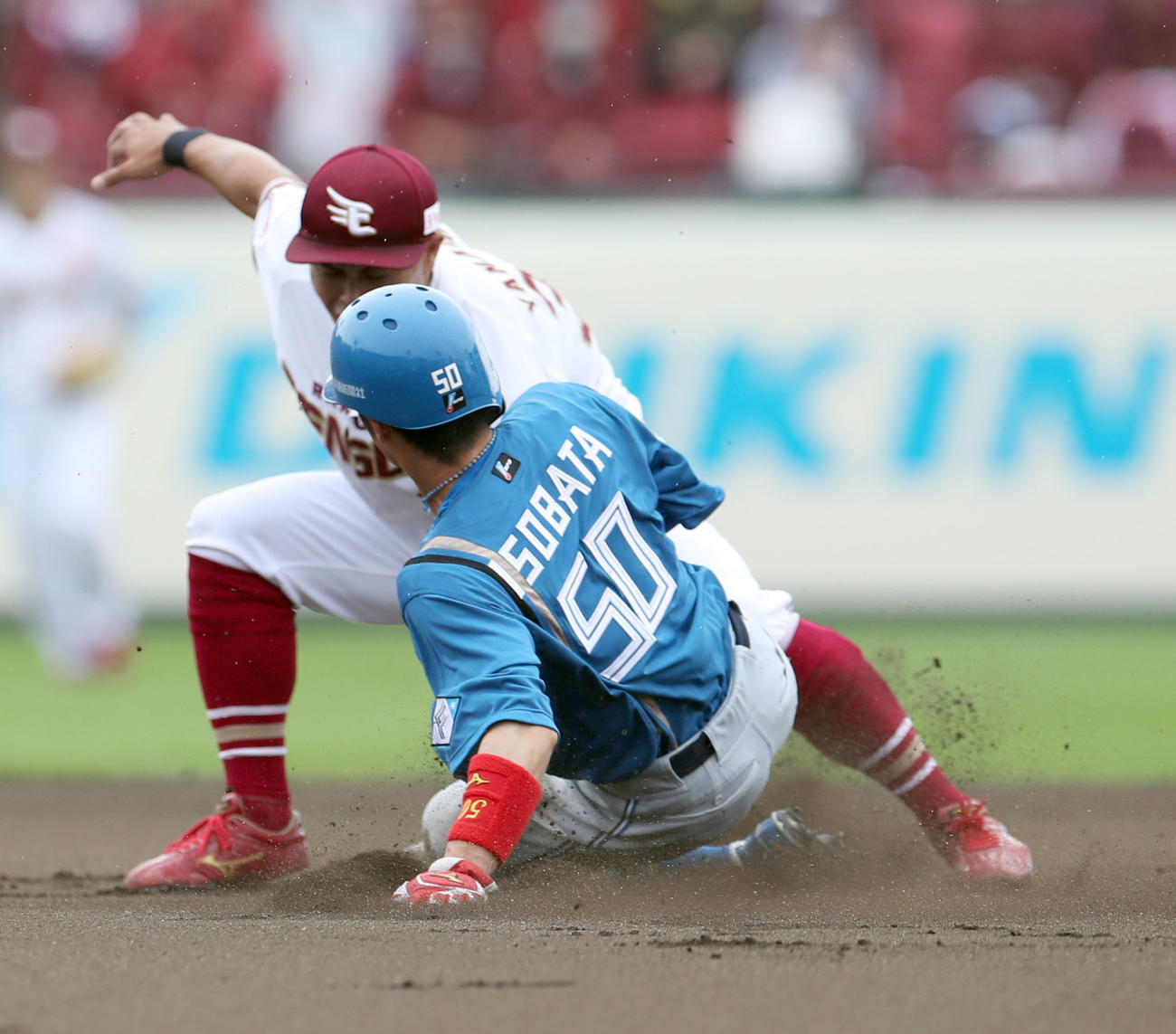楽天対日本ハム　1回表日本ハム1死一塁、盗塁を失敗する五十幡（撮影・佐藤翔太）