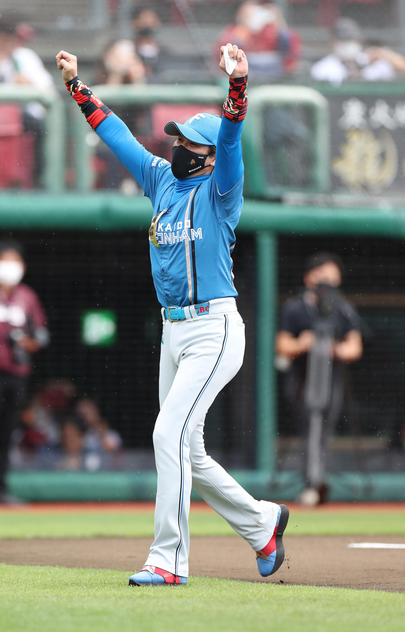 楽天対日本ハム　メンバー表を交換しガッツポーズしながらベンチに戻る新庄監督（撮影・佐藤翔太）