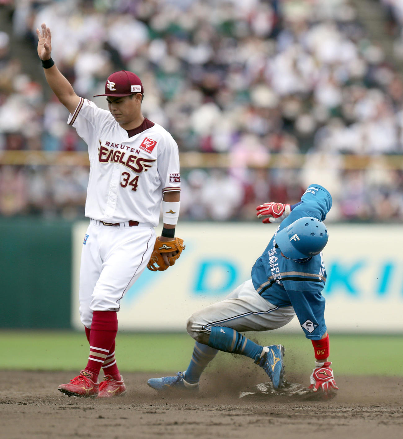 楽天対日本ハム　3回表日本ハム2死一、三塁、盗塁を決める五十幡（撮影・佐藤翔太）