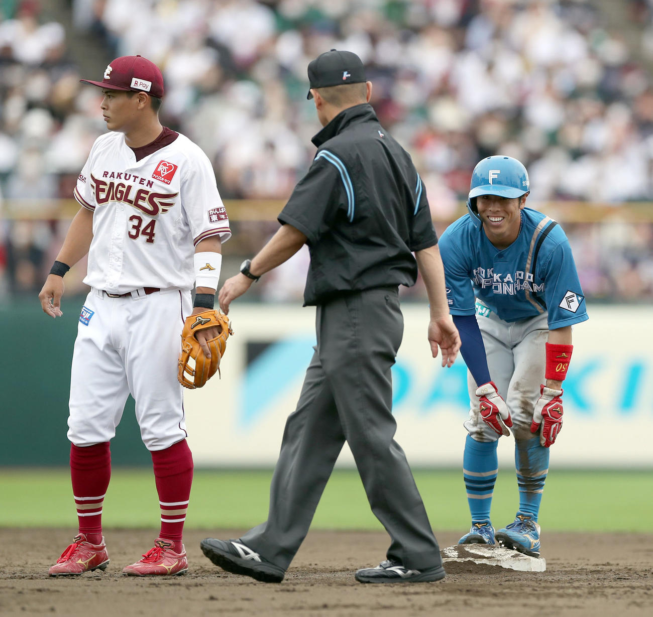 楽天対日本ハム　3回表日本ハム2死一、三塁、盗塁を決める五十幡（撮影・佐藤翔太）