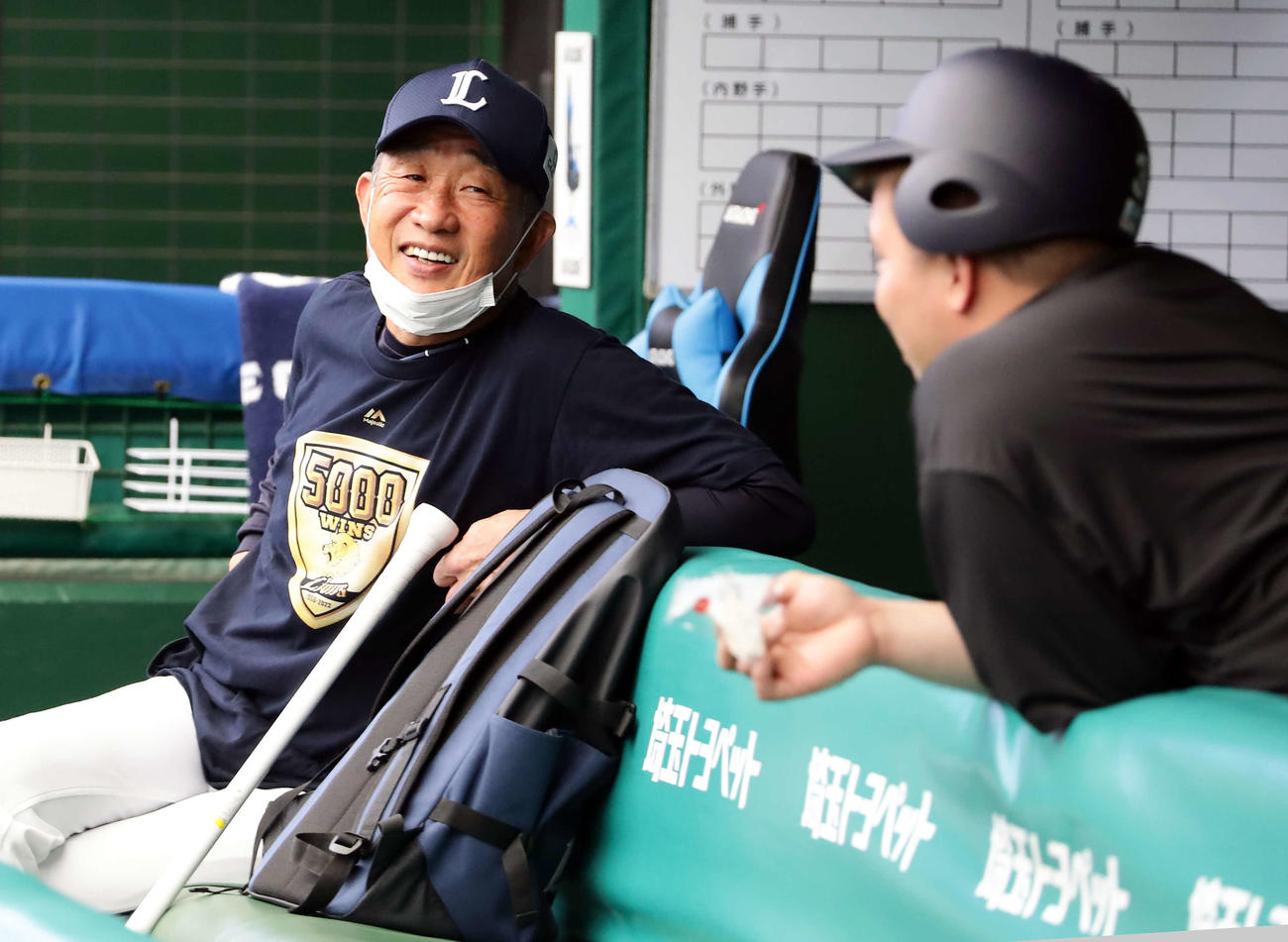 談笑する西武辻監督（左）と山川（2022年8月30日撮影）