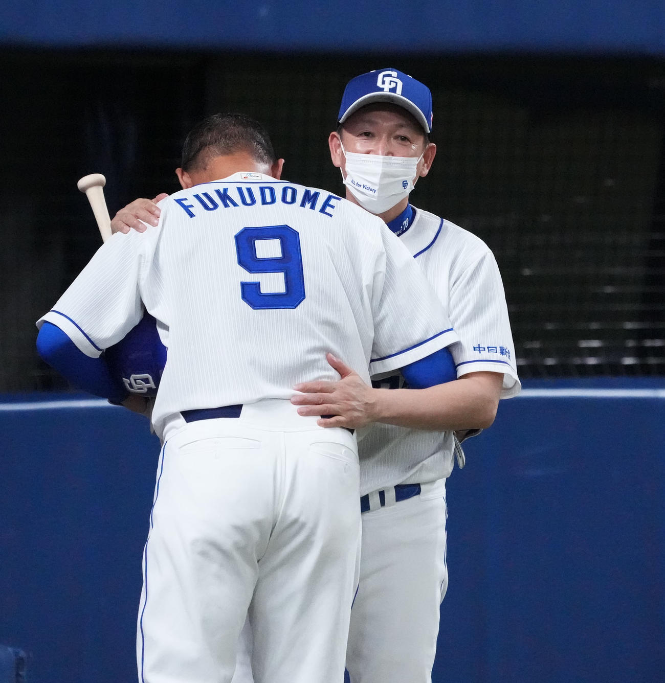 中日対巨人　9回裏中日1死、二飛に倒れた福留とハグを交わす立浪監督（右）（撮影・森本幸一）