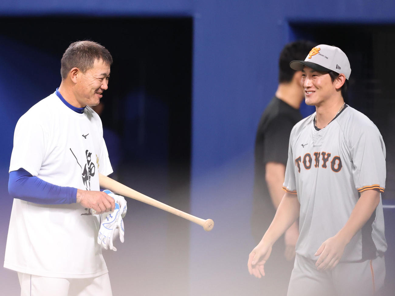 中日対巨人　引退試合前の練習で小林（右）と談笑する福留（撮影・狩俣裕三）