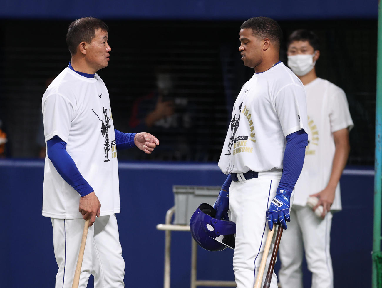中日対巨人　引退試合前の練習でビシエド（右）と談笑する福留（撮影・狩俣裕三）