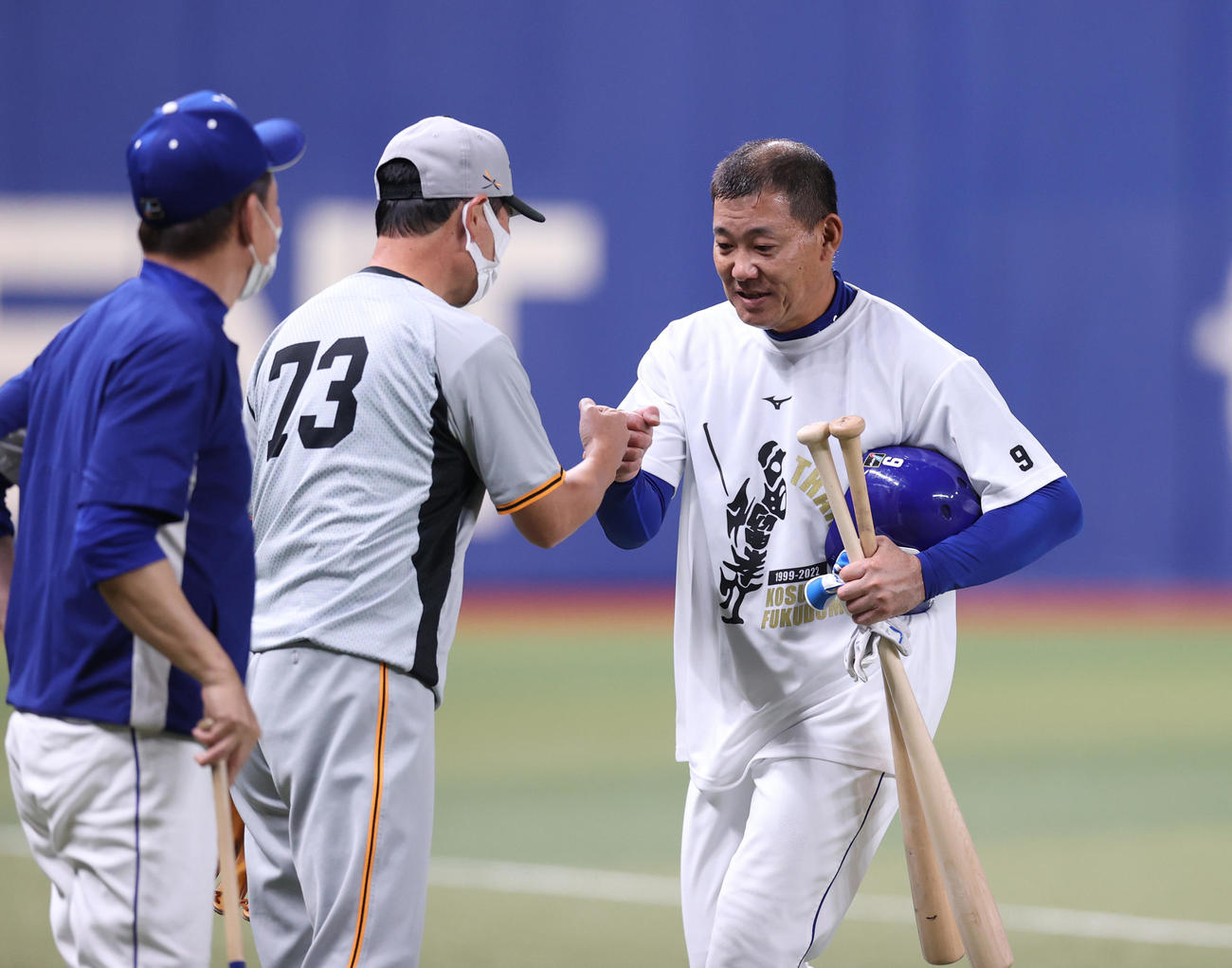 中日対巨人　引退試合前の練習で桑田投手チーフコーチ（中央）にあいさつする中日福留。左は立浪監督（撮影・狩俣裕三）