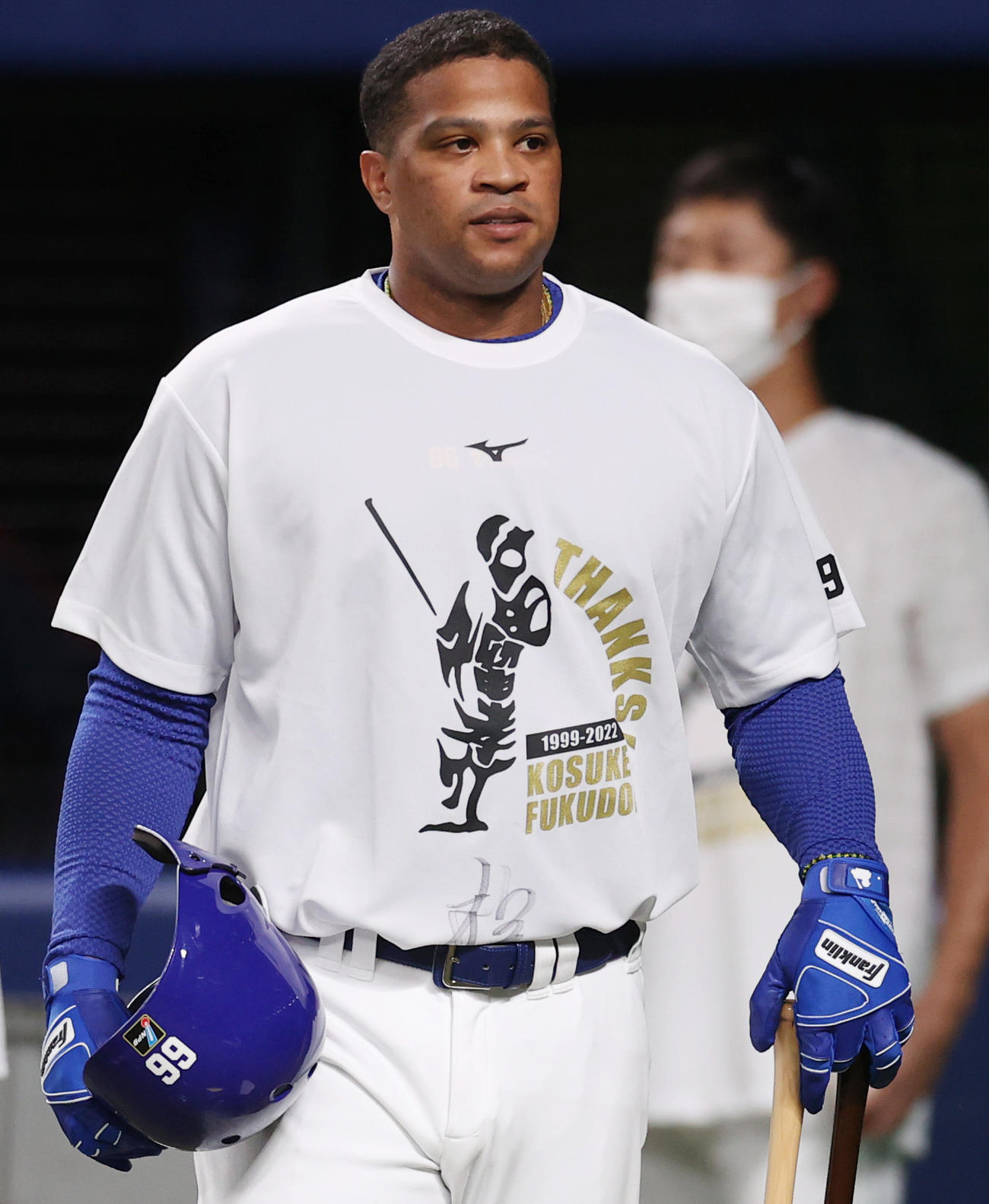 中日対巨人　福留の引退試合前の練習で記念Tシャツを着るビシエド（撮影・狩俣裕三）