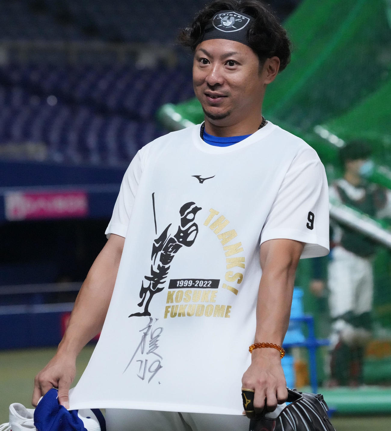 中日対巨人　試合前練習で着用する福留孝介引退記念Tシャツにサインを入れてもらった谷元（撮影・森本幸一）
