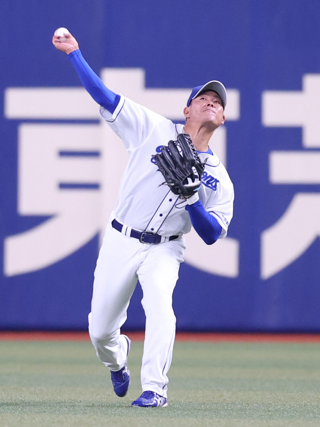 中日対巨人　試合前のシートノックで三塁へ送球する福留（撮影・狩俣裕三）
