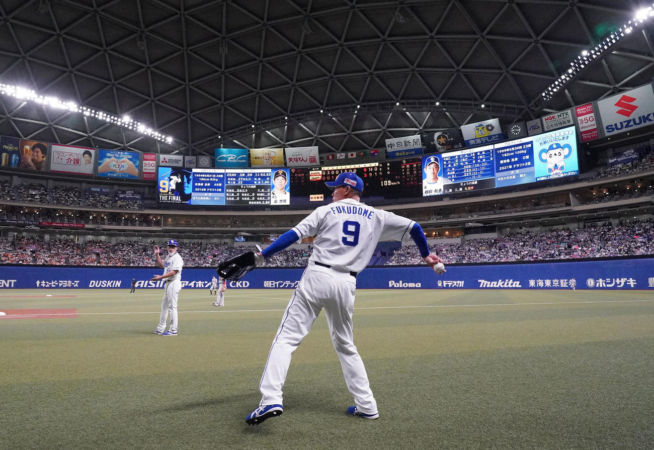 中日対巨人　8回裏中日2死、右翼守備の準備をする福留（撮影・森本幸一）