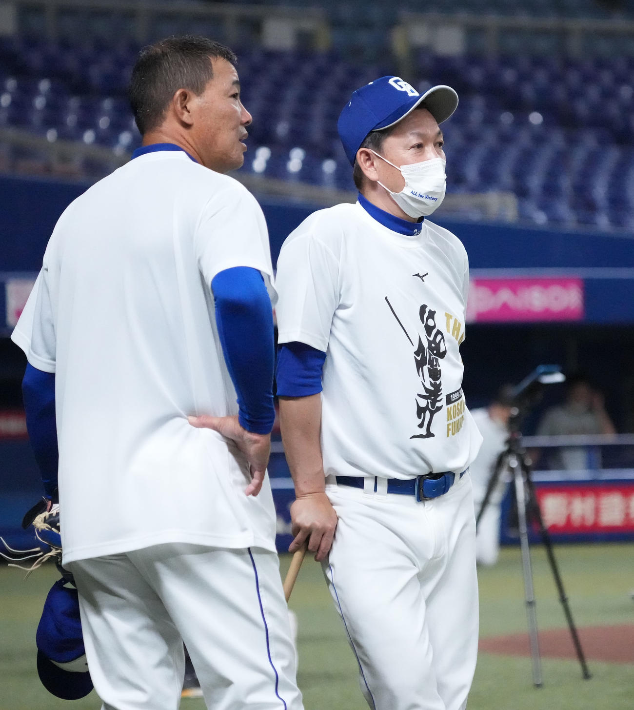 中日対巨人　試合前練習で福留と言葉を交わす立浪監督（右）（撮影・森本幸一）