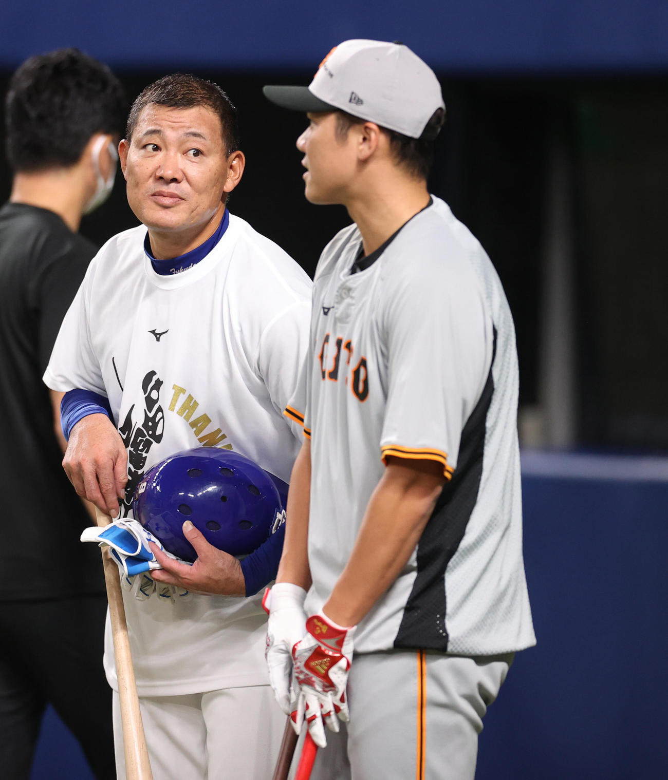 中日対巨人　引退試合前の練習で坂本（右）と話をする福留（撮影・狩俣裕三）