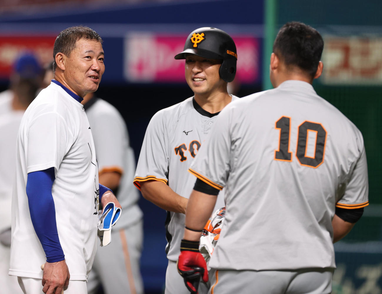 中日対巨人　引退試合前の練習で中島（中央）、中田（右）と談笑する福留（撮影・狩俣裕三）