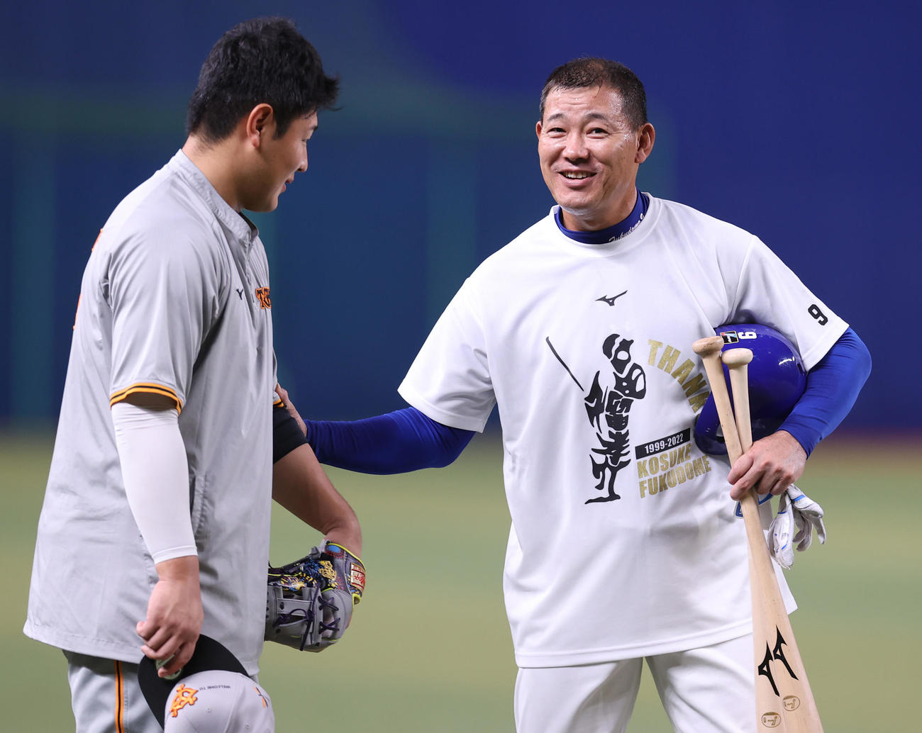 中日対巨人　引退試合前の練習で岡本和（左）に声をかける中日福留（撮影・狩俣裕三）