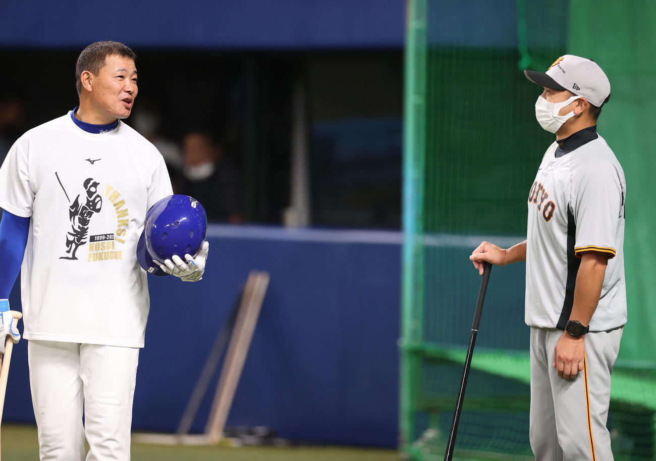 中日対巨人　引退試合前の練習で阿部作戦兼ディフェンスチーフコーチ（右）と談笑する福留（撮影・狩俣裕三）