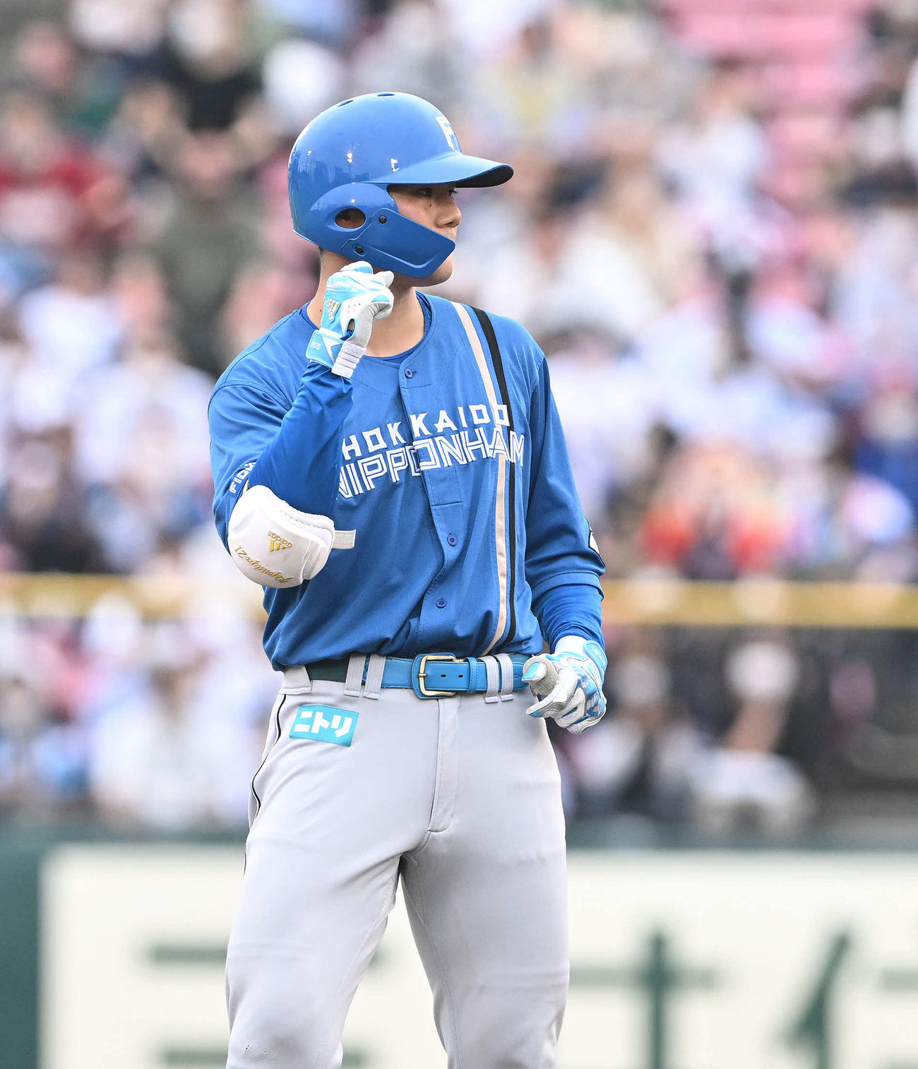 楽天対日本ハム　6回表日本ハム1死二塁、清宮は適時二塁打を放ちガッツポーズする（撮影・滝沢徹郎）
