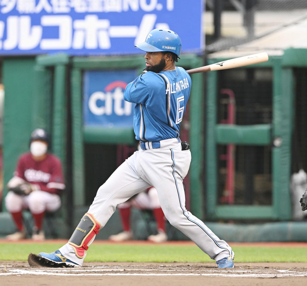 楽天対日本ハム　6回表日本ハム1死一、二塁、アルカンタラは中前適時打を放つ（撮影・滝沢徹郎）