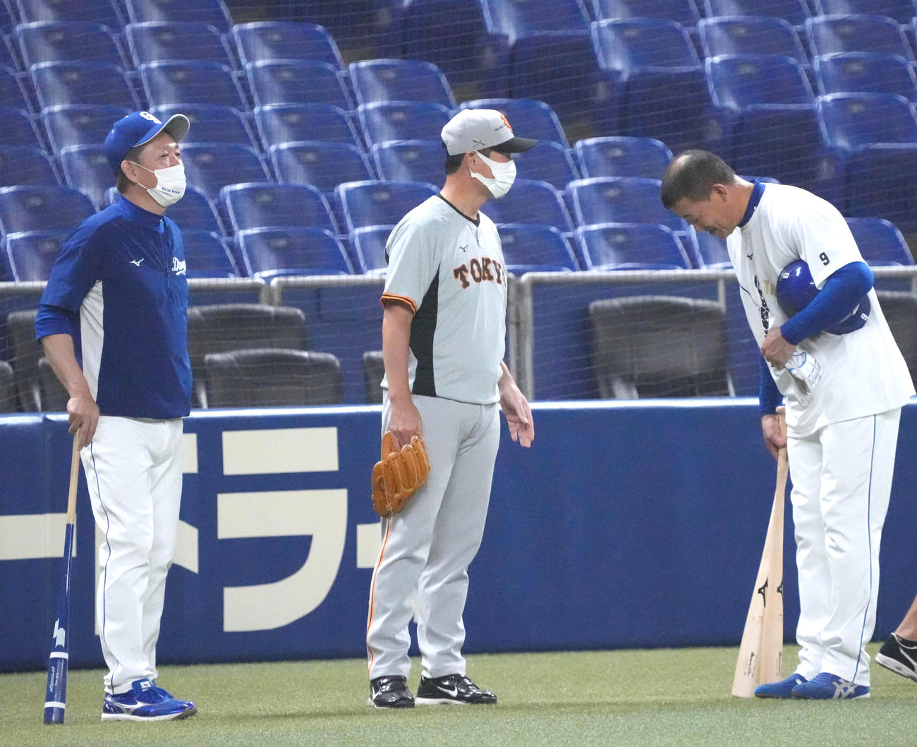 試合前練習で言葉を交わす（左から）立浪監督、桑田投手チーフコーチ、福留（撮影・森本幸一）