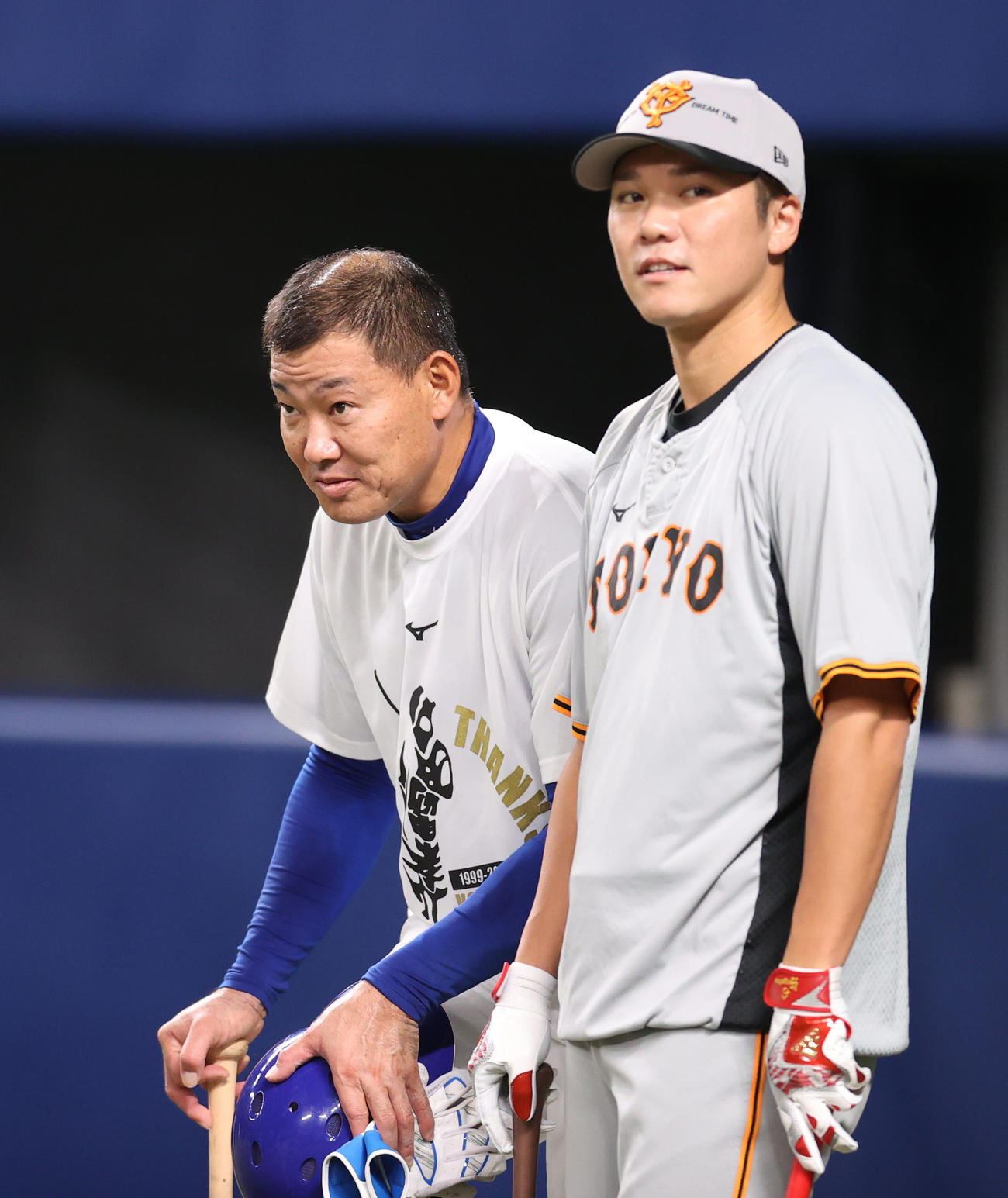 中日対巨人　引退試合前の練習で坂本（右）と話をする福留（撮影・狩俣裕三）