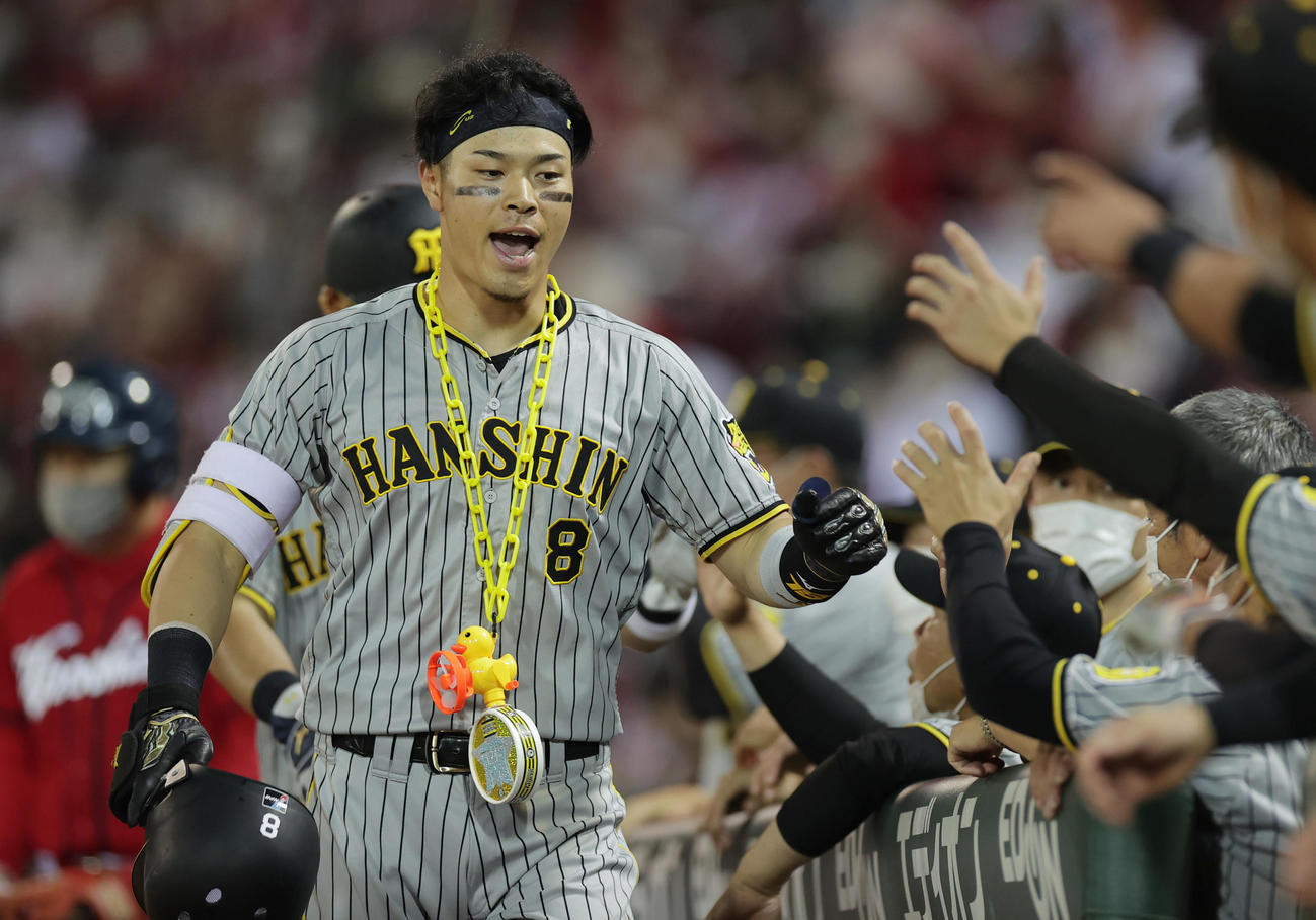 広島対阪神　6回表阪神無死二塁、右越え2点本塁打を放ちナインに迎えられる佐藤輝（撮影・前田充）