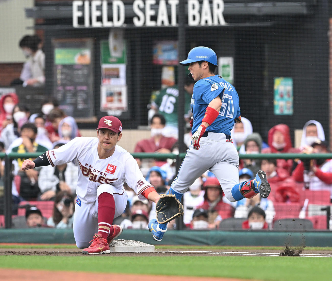 楽天対日本ハム　1回表日本ハム1死、五十幡は内野安打で出塁する。一塁手鈴木大（撮影・滝沢徹郎）