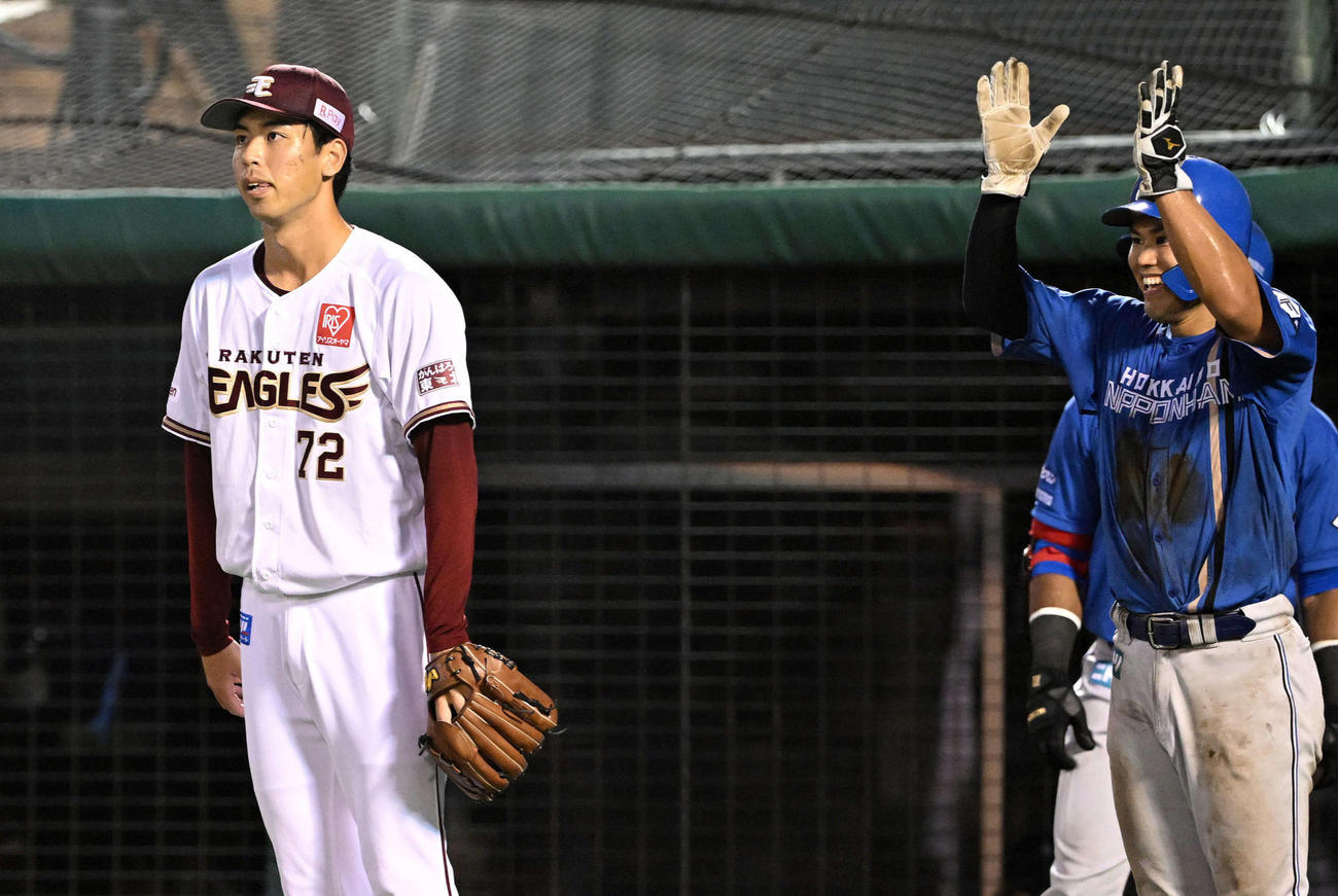 10回表日本ハム1死二、三塁、上川畑に適時打を浴びた宮森（左）と生還して喜ぶ三走今川（撮影・滝沢徹郎）
