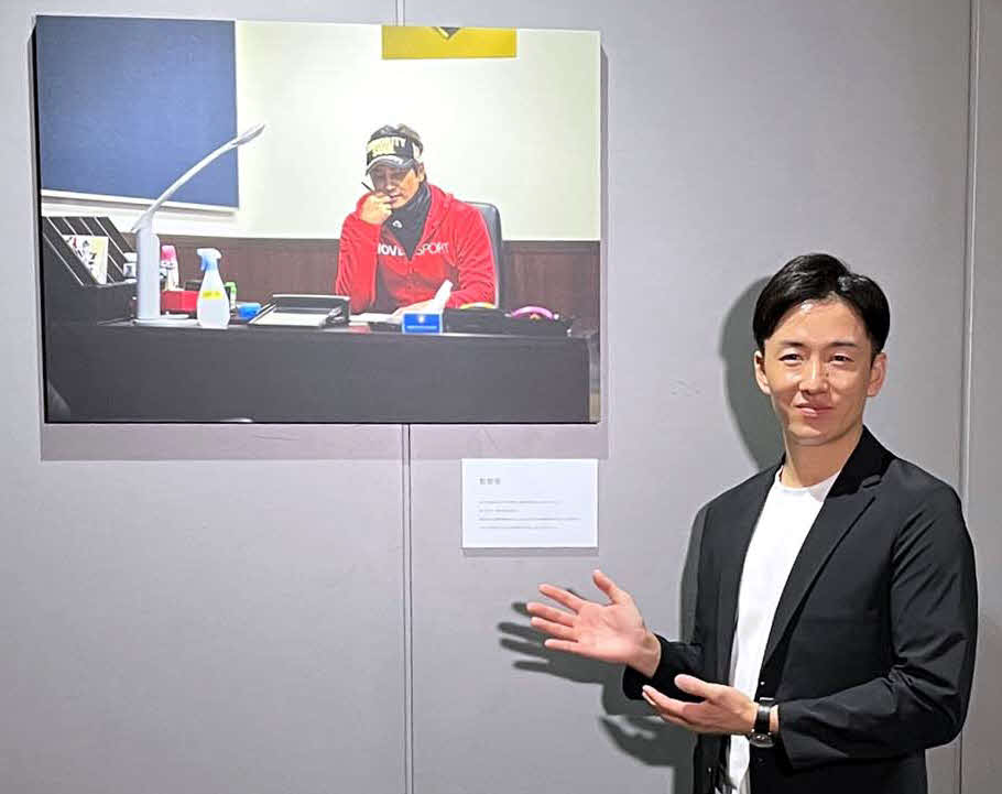 監督室の新庄監督を撮影した写真を紹介する斎藤氏（撮影・永野高輔）