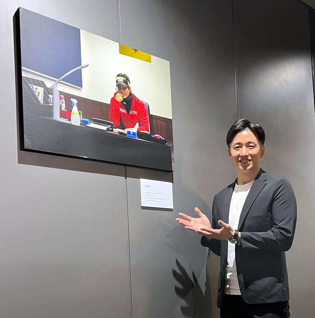 監督室の新庄監督を撮影した写真を紹介する斎藤氏（撮影・永野高輔）